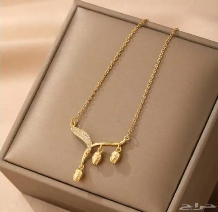 إطلالات ذهبيه عصريه بسعر خيال 18