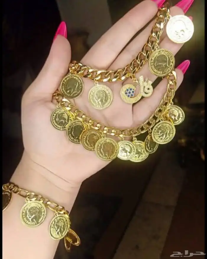 إطلالات ذهبيه عصريه بسعر خيال 12