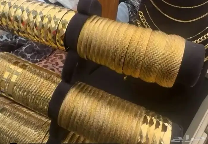 إطلالات ذهبيه عصريه بسعر خيال 34