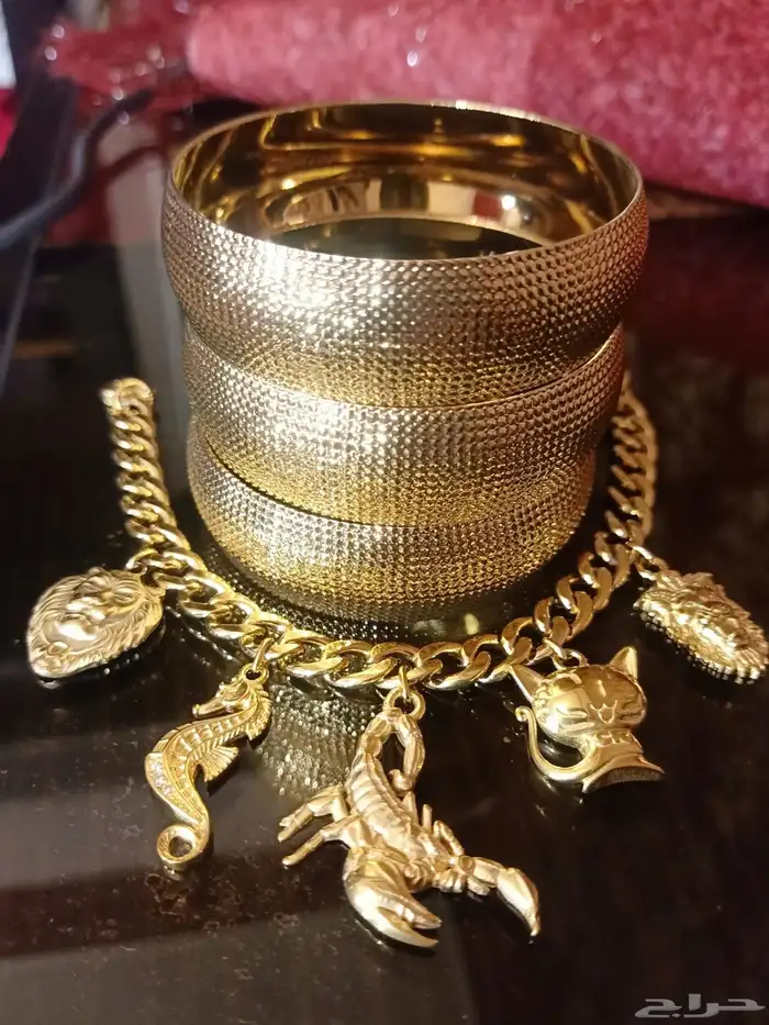 إطلالات ذهبيه عصريه بسعر خيال 93