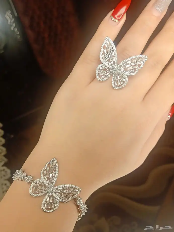 إطلالات ذهبيه عصريه بسعر خيال 16