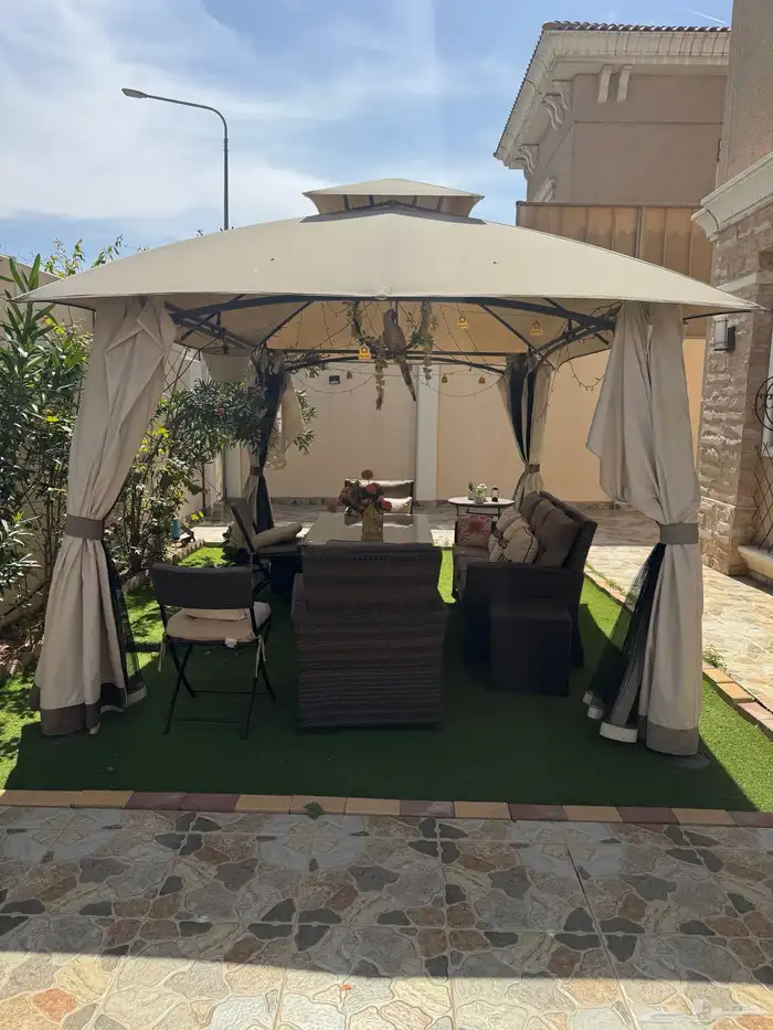 مظلة خارجية مع كنب خيزران بحالة جيده جدا 1