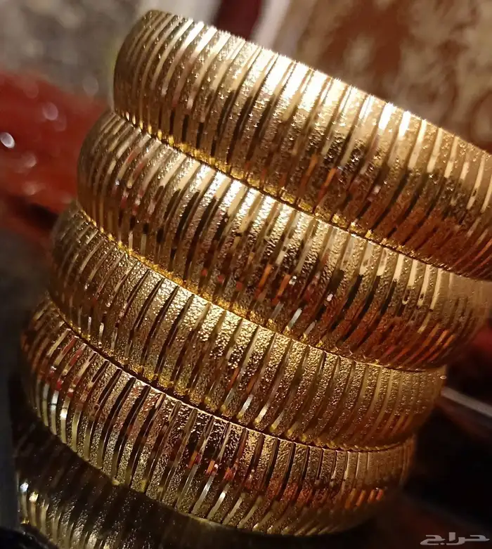 إطلالات ذهبيه عصريه بسعر خيال 11