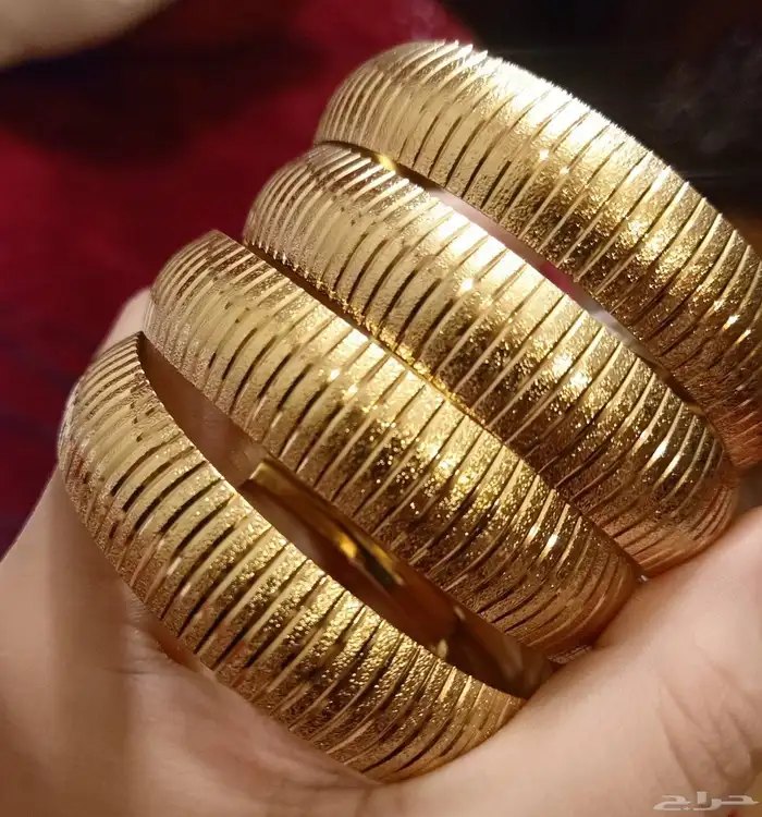 إطلالات ذهبيه عصريه بسعر خيال 10