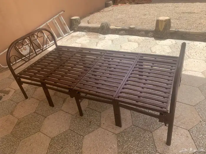 سرير و طاولة 0