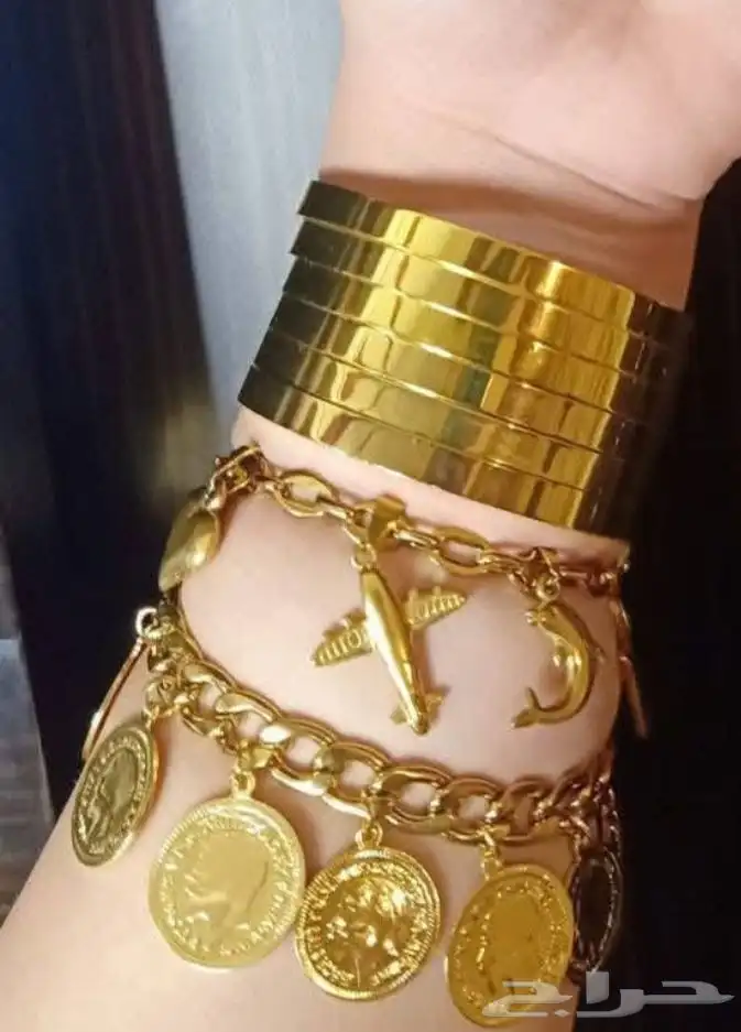 إطلالات ذهبيه عصريه بسعر خيال 92
