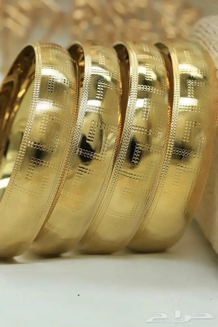 إطلالات ذهبيه عصريه بسعر خيال 41