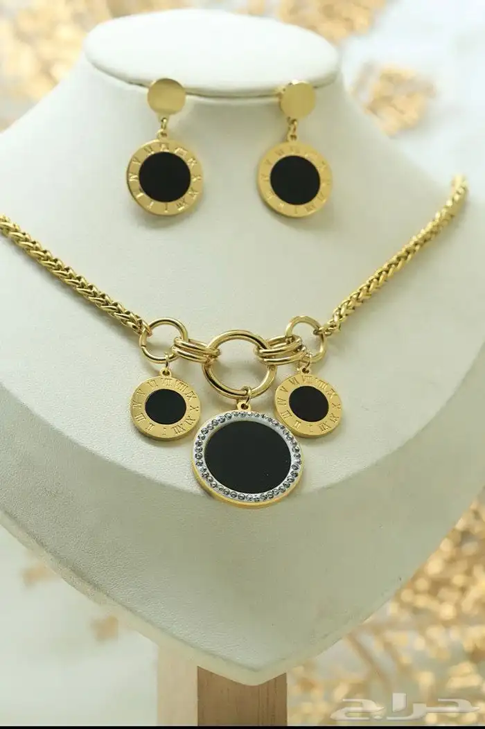 إطلالات ذهبيه عصريه بسعر خيال 76