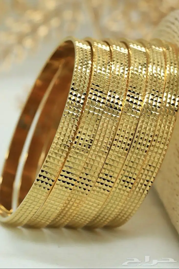 إطلالات ذهبيه عصريه بسعر خيال 80