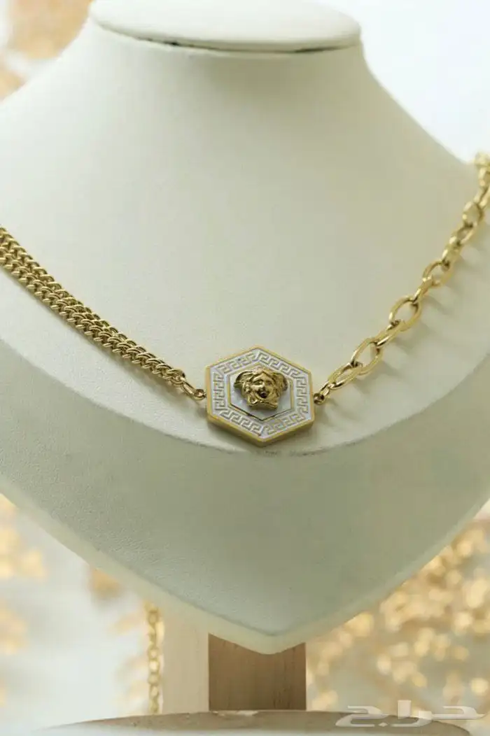 إطلالات ذهبيه عصريه بسعر خيال 64