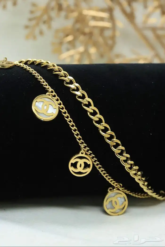 إطلالات ذهبيه عصريه بسعر خيال 75