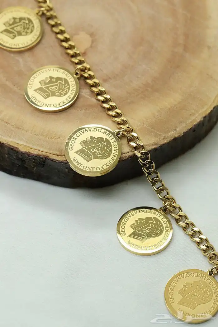 إطلالات ذهبيه عصريه بسعر خيال 78