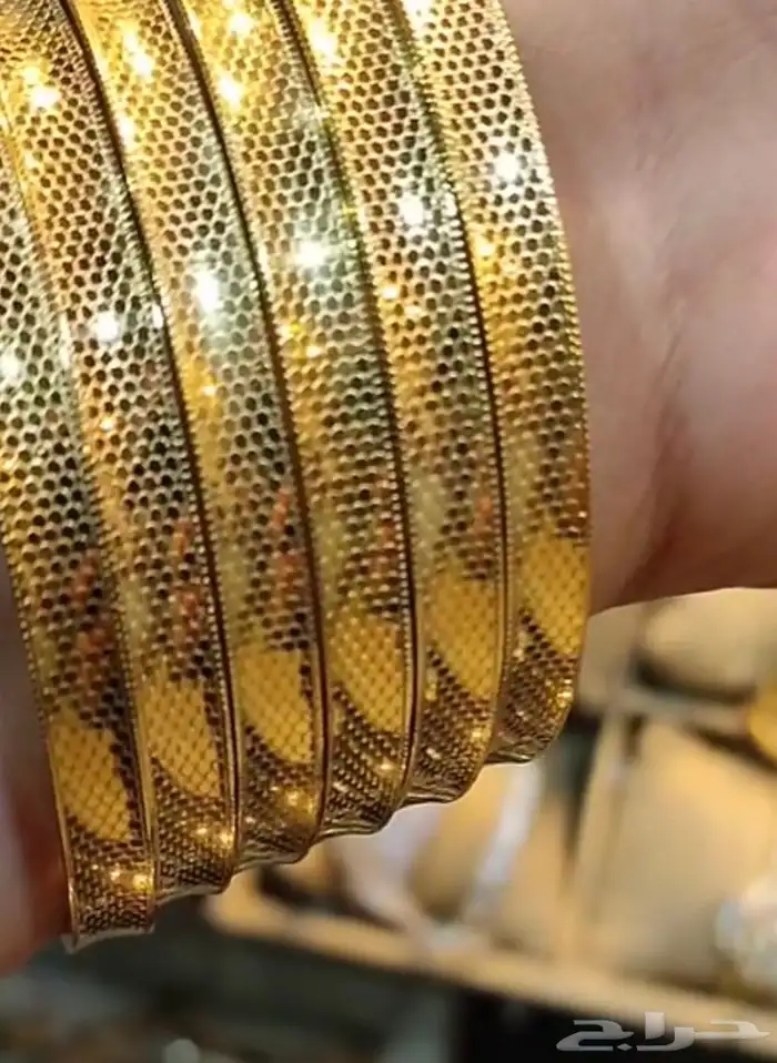 إطلالات ذهبيه عصريه بسعر خيال 82