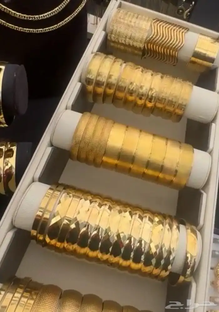 إطلالات ذهبيه عصريه بسعر خيال 33