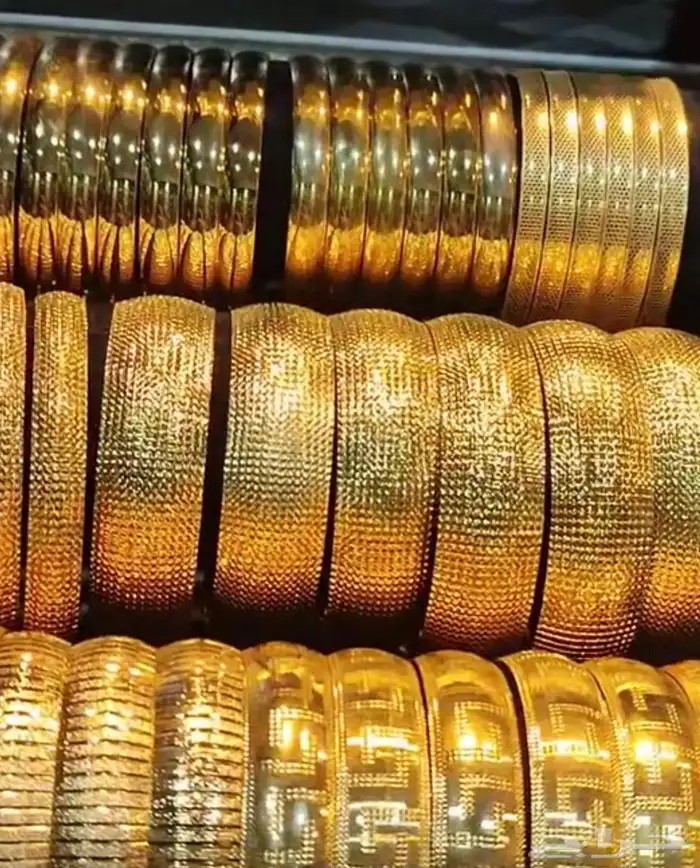 إطلالات ذهبيه عصريه بسعر خيال 81