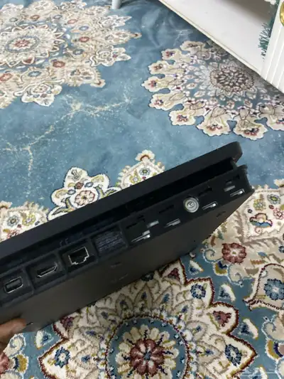 بلاستيشن 4نظيف قير واحد أسلاكه كلها معه شريط قراند 4
