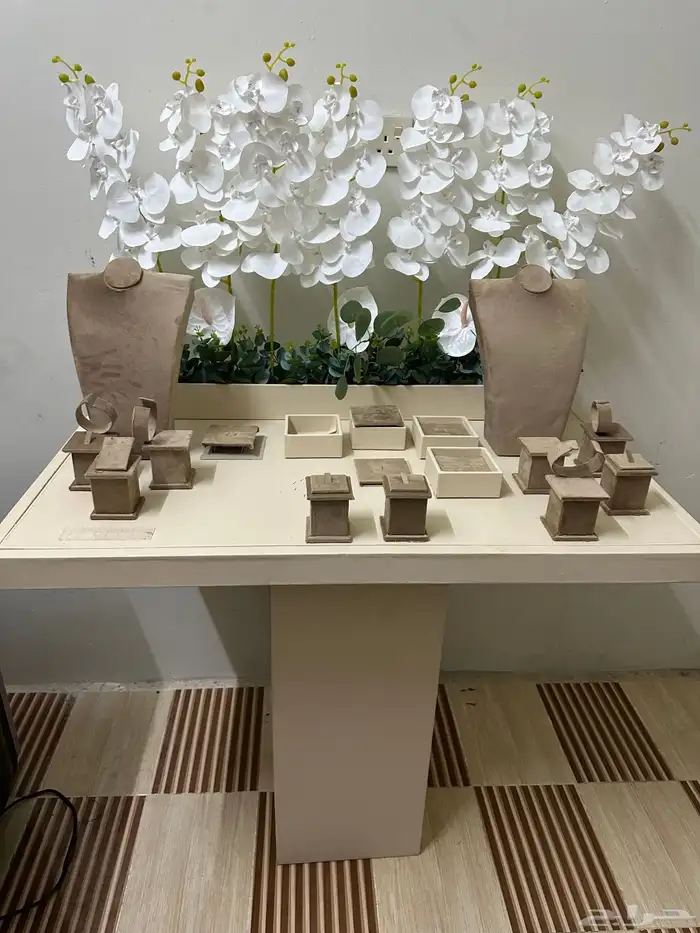 استاند ملكه جديد كامل الطقم موضح في الصوره الصامل مانختلف 0