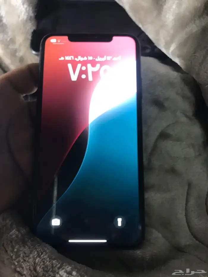 ايفون 11 برو ماكس مغيرها بطاريه ولا يوجد اي خدش بدون اغراضه 0