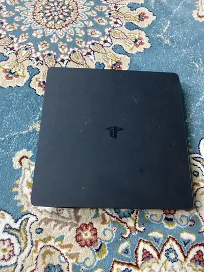 بلاستيشن 4نظيف قير واحد أسلاكه كلها معه شريط قراند 2