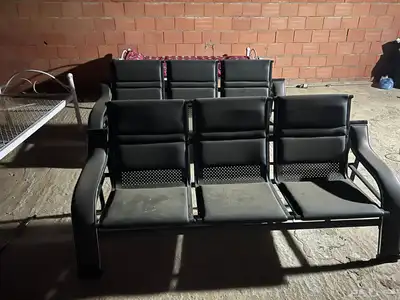 يوجد لدينا 2كراسي جديده ويوجد مكتب مع كرسي دوار جديد 2