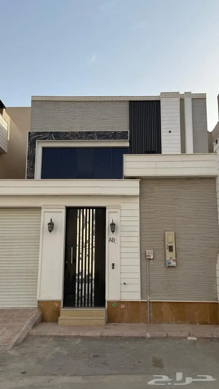 للبيع فله حي بدر النموذجي 300م نظام الفله درج صاله 1