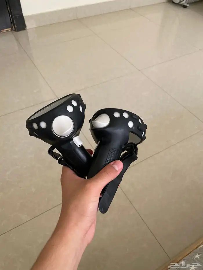 جهاز نظاره واقع افتراضي oculus quest 2 مستخدم 1