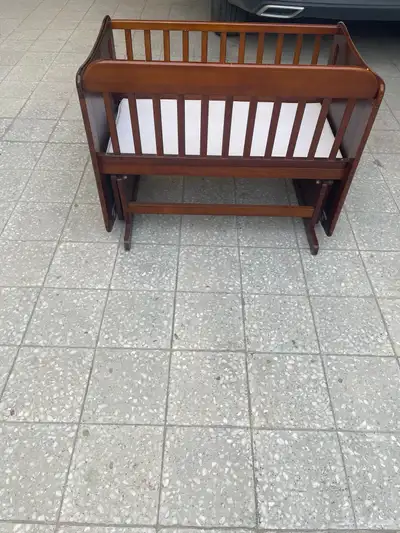 سرير اطفال نوع فاخر وميزه هزاز 1