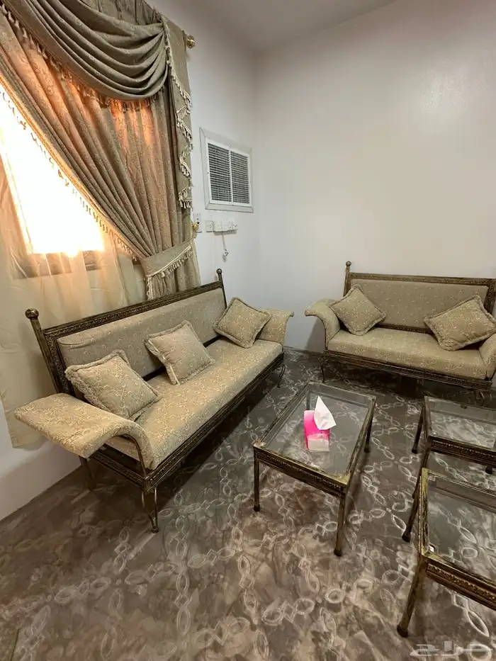 طقم كنب مع الطاولات نظيف للبيع 2