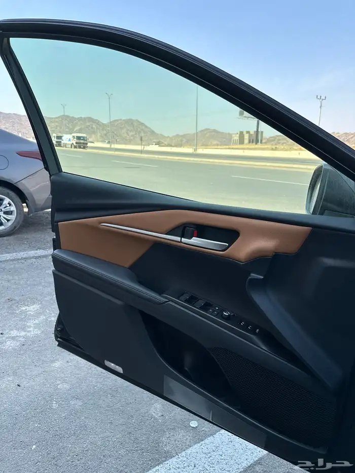 كامري 2025 لومير اصفار لون اسود مباعه 24