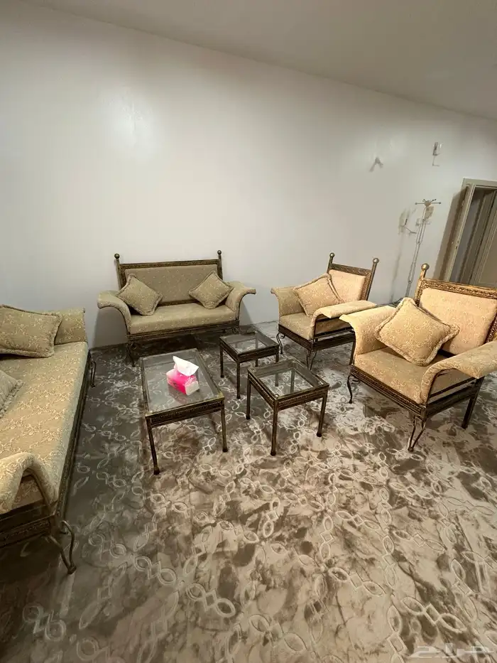 طقم كنب مع الطاولات نظيف للبيع 1