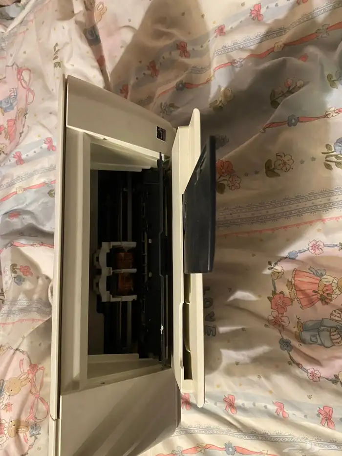 طابعه لون ابيض ورمادي ماركة hp 8