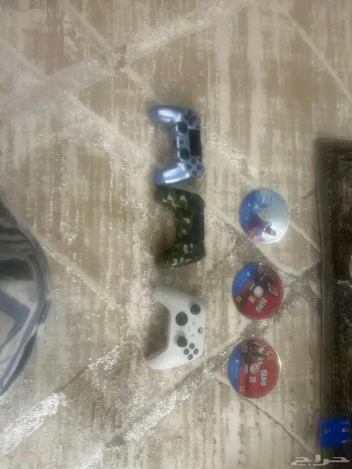 يد سوني مع ثلاثة شريط سوني 0