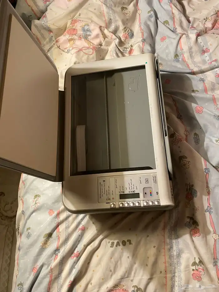 طابعه لون ابيض ورمادي ماركة hp 1