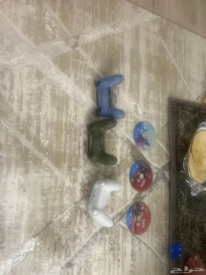 يد سوني مع ثلاثة شريط سوني 1