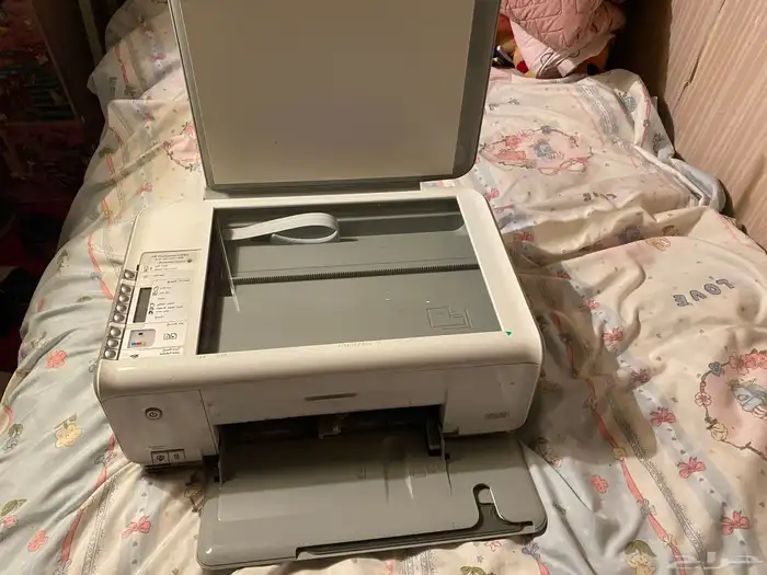 طابعه لون ابيض ورمادي ماركة hp 5