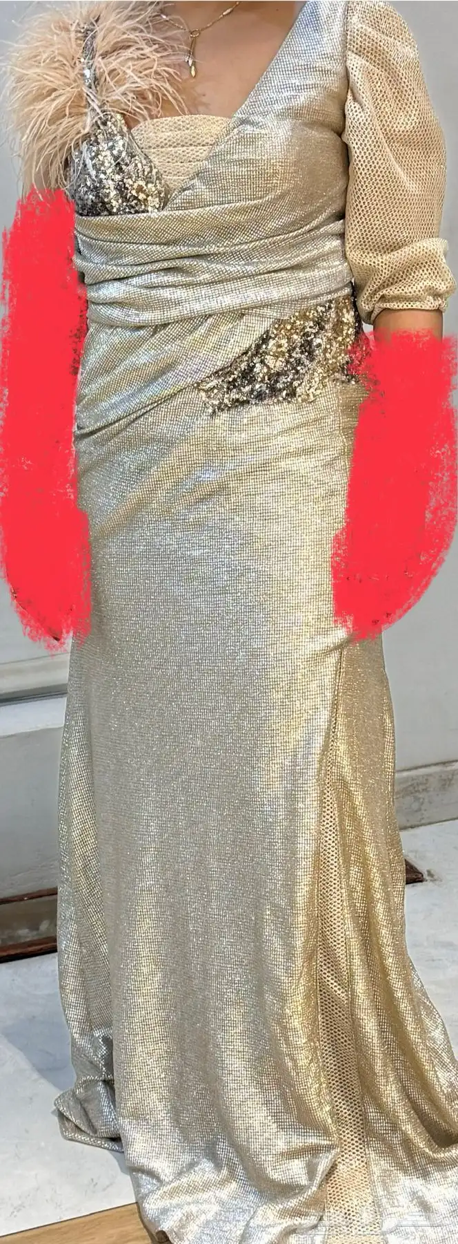 فستان ذهبي وفضي مع ريش 0