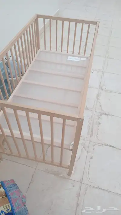 سرير اطفال خشب نظيف مع مرتبه 1