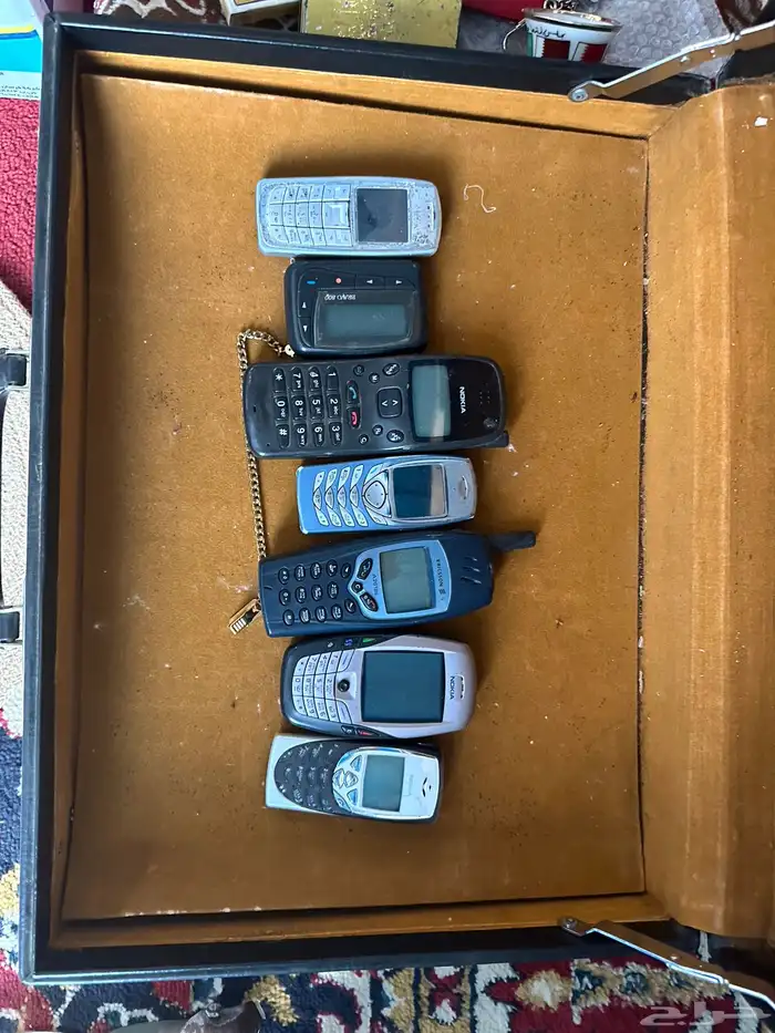 مجموعة جوالات اي شي قديم تحتاجة تواصل خاص تراثية للبيع قديم 0