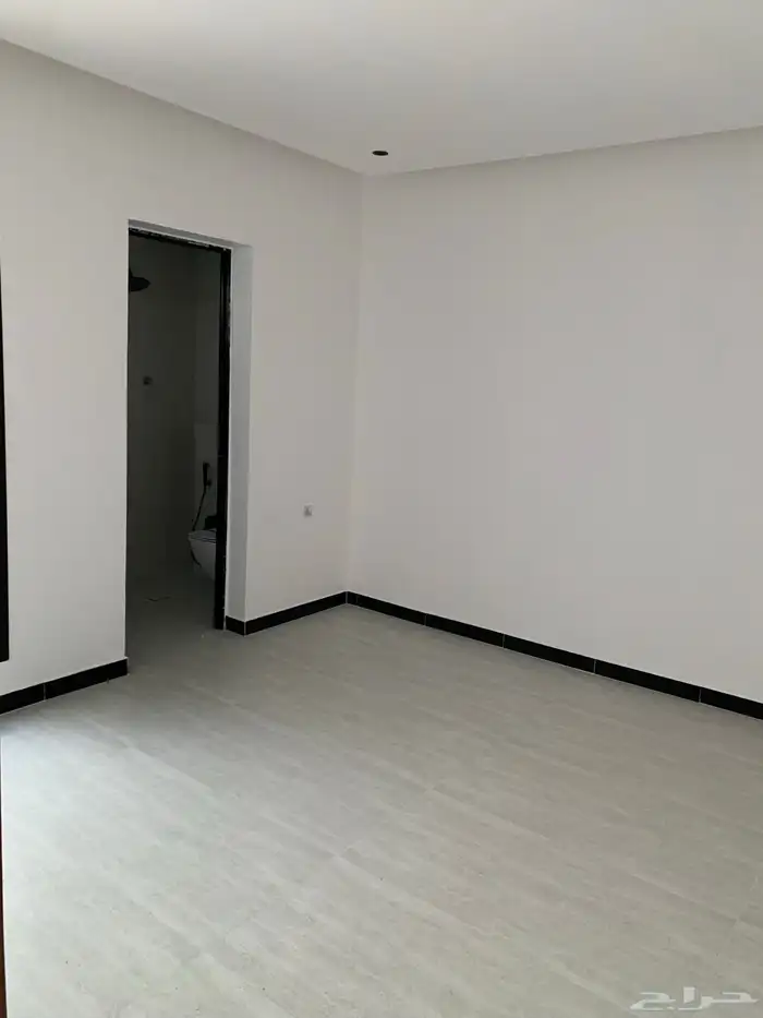 دور علوى جديد للإيجار بحى القادسيه شرق شارع الشيخ جابر 9