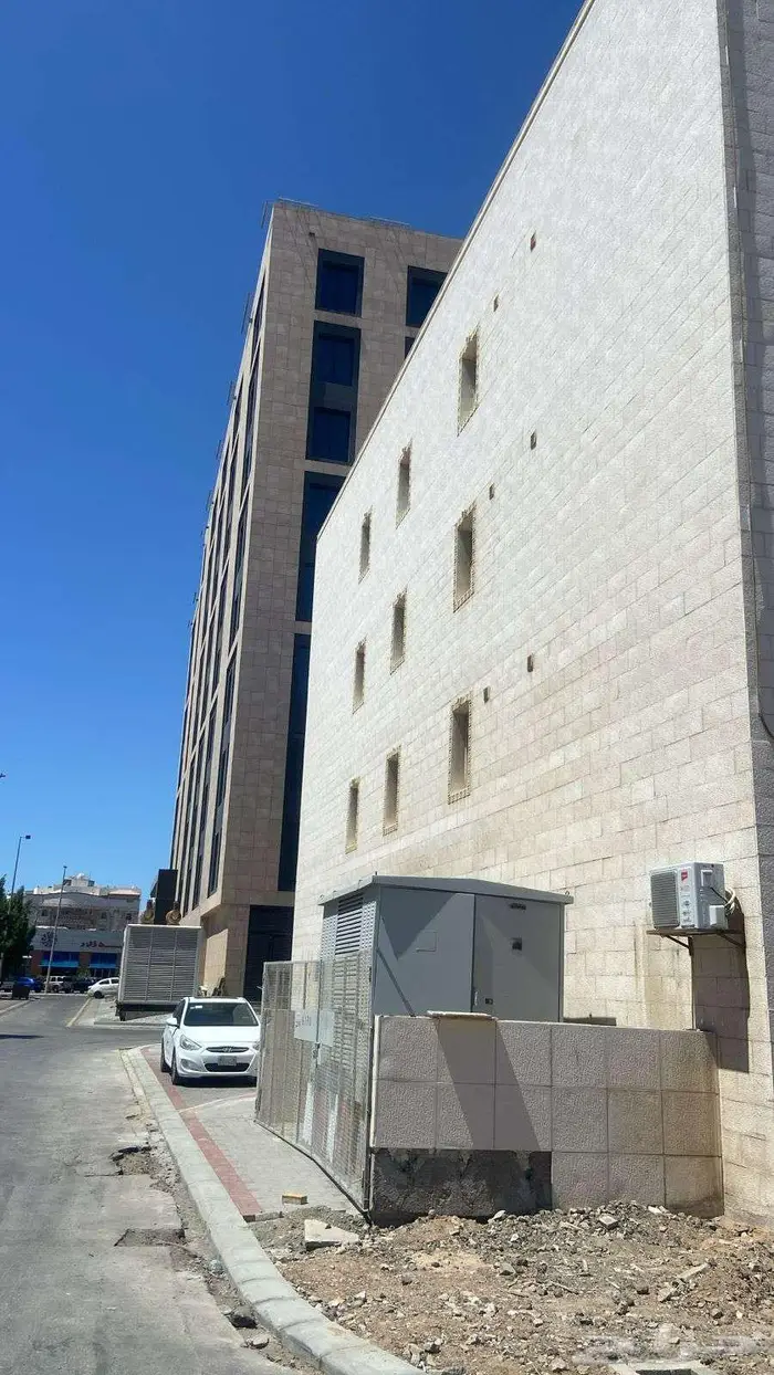 مكاتب للإيجار في موقع مميز حي الحمراء M106 9