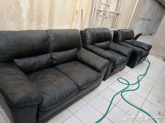 كنب جلد لمكتب نظيف واستعمال قليل 3