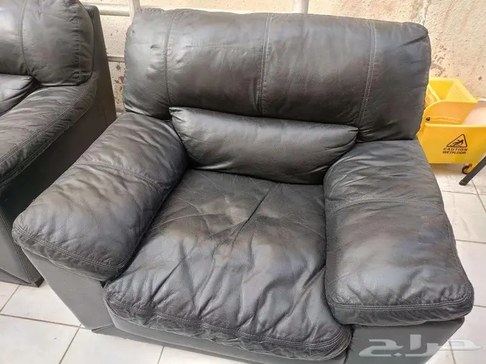 كنب جلد لمكتب نظيف واستعمال قليل 0