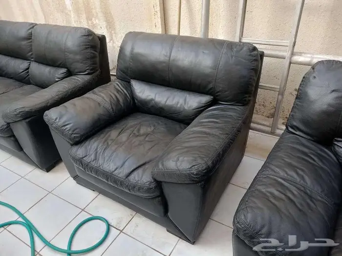 كنب جلد لمكتب نظيف واستعمال قليل 1