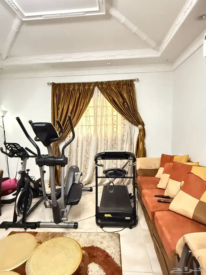 طقم كنب نظيف للبيع مع الستاره والسجاده وطاولات 3