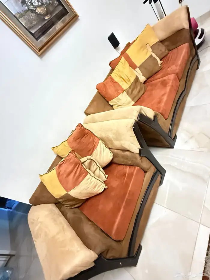 طقم كنب نظيف للبيع مع الستاره والسجاده وطاولات 2