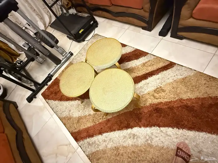 طقم كنب نظيف للبيع مع الستاره والسجاده وطاولات 4