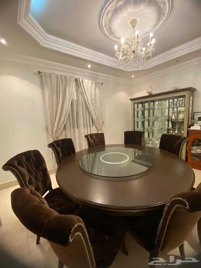 طاولة طعام ودولاب تابع له من مفروشات المطلق 0