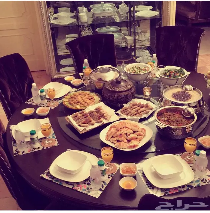 طاولة طعام ودولاب تابع له من مفروشات المطلق 1