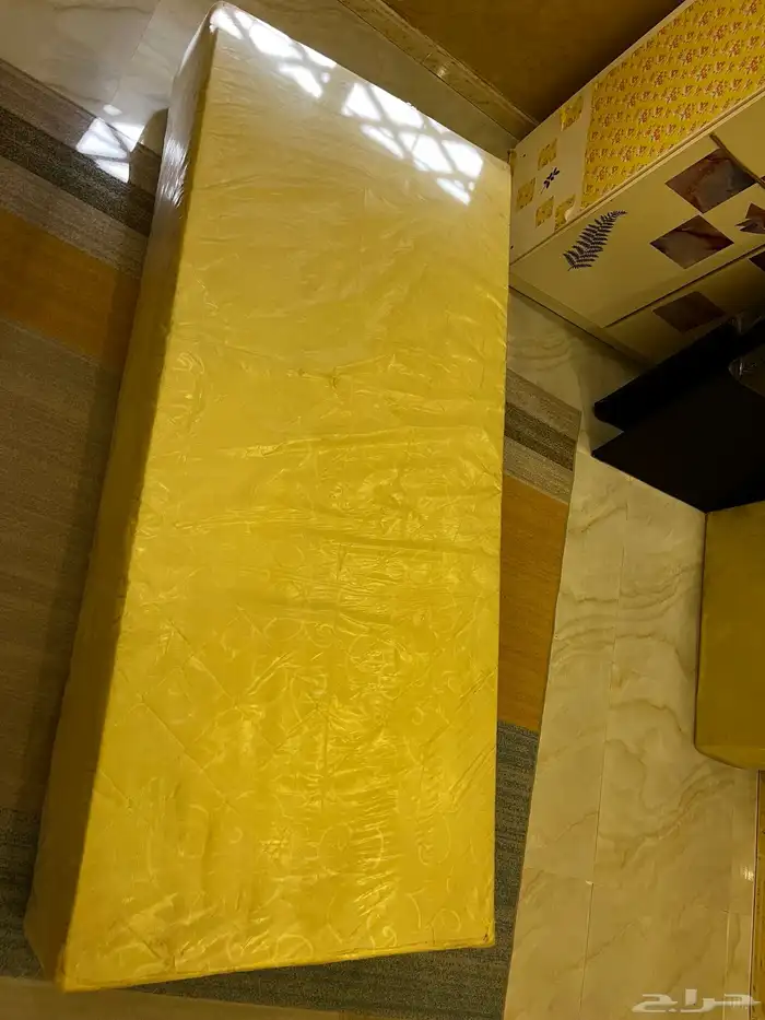 أثاث مرتبة و دولاب و طاولة للبيع 2