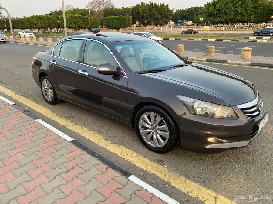 للبيع هوندا اكورد 2012 3
